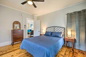 1 dormitorio con 1 cama azul y suelo de madera en Updated Vintage Apartment Less Than half Mi to Main St, en Keene