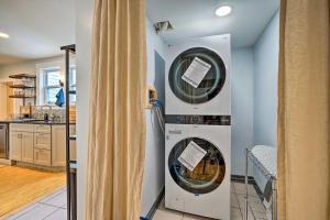 uma lavandaria com máquina de lavar e secar roupa em Updated Vintage Apartment Less Than half Mi to Main St em Keene