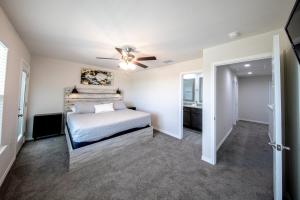 Schlafzimmer mit einem Bett und einem Deckenventilator in der Unterkunft Lakeshore Retreat in Canyon Lake