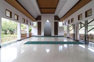 um grande salão com piscina num edifício em Kampung Pa'go Resort Hotel em Bandung