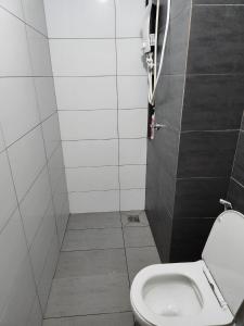 - une petite salle de bains avec toilettes dans une cabine dans l'établissement Aha Horizon Suites, à Sepang 7 autres photos
