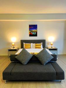- une chambre avec un grand lit et 2 lampes sur les tables dans l'établissement GRAND PA Hotel&Resort Lamphun Chiang Mai, à Lamphun