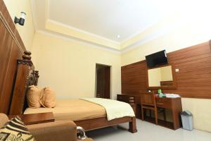 Кровать или кровати в номере MCM HOTEL WISATA BOJONEGORO