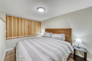 1 dormitorio con 1 cama grande y cabecero de madera en Village Gate Unit 209, en Warren