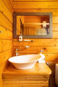 Kylpyhuone majoituspaikassa ama Stays & Trails Heliconia Villa, Wayanad