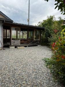 dom z ogródkiem żwirowym z domem w obiekcie 山水民宿 w mieście Takayama