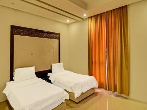 A bed or beds in a room at OYO 633 Home IBS 3 - 2BHK