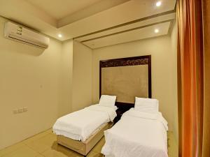 Cama ou camas em um quarto em OYO 633 Home IBS 3 - 2BHK