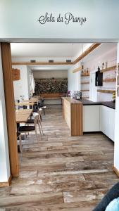 AGRITUR SEDICI - Bed and Breakfast في تينّا: مطبخ وغرفة طعام مع أرضية خشبية