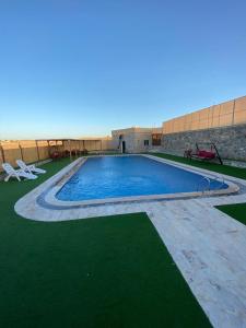 - une piscine dans une cour avec de l'herbe verte dans l'établissement Fog Mountain Hotel Rooms & sauna, 