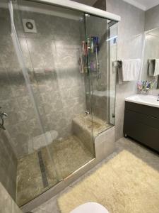阿拉木圖的住宿－Koktem，带淋浴、卫生间和盥洗盆的浴室