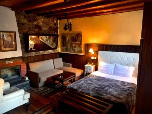 una camera da letto con un letto, un divano e una sedia di Chalet Asteras tou Vorra a Palaios Agios Athanasios Altre 93 foto