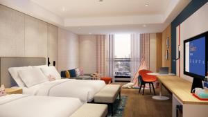Holiday Inn Express Lanzhou Jianlan, an IHG Hotel في لانتشو: غرفة نوم مع سرير ومكتب مع تلفزيون