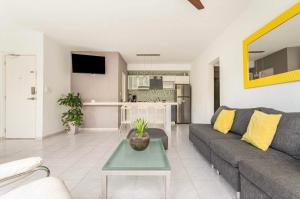 a living room with a couch and a table at VISTA Departamento privado dos habitaciones Cancún in Cancún