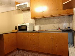 Kuchyňa alebo kuchynka v ubytovaní Central Athens Pad