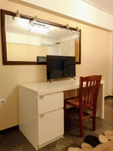 Televízia a/alebo spoločenská miestnosť v ubytovaní Central Athens Pad