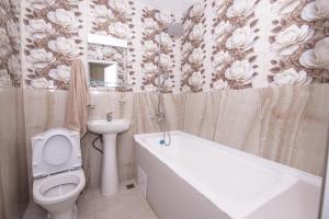 ein Badezimmer mit Toilette, Badewanne und Waschbecken in der Unterkunft ОРЕЛ in Yerevan + 146 Fotos