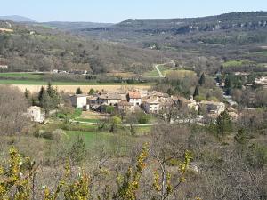 Saint-Martin-de-CastillonにあるLa Boissetane, maison provençale avec piscine et jardin, au pied du Luberonの家並木の集落