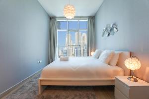 Postel nebo postele na pokoji v ubytování KeyHost - Studio One Dubai Marina - K1560