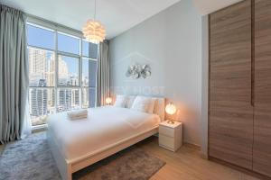 Postel nebo postele na pokoji v ubytování KeyHost - Studio One Dubai Marina - K1560