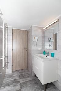 Ванная комната в Large, Sunny, Modern apartment fully renovated, next to Agia Sofia