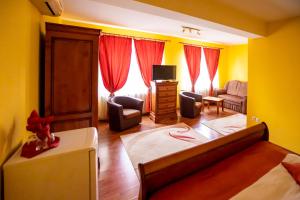 نوروك سي فيريسير في تارغو موريس: غرفة معيشة مع سرير وأريكة