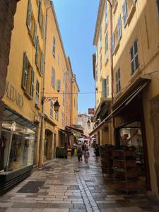 alejka z ludźmi idącymi ulicą z budynkami w obiekcie Studio Hyères -Rue piétonne Climatisation lit 160 tout équipé - Sabrina w Hyères +5 zdjęć