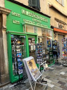 sklep z zieloną witryną i szyldem z przodu w obiekcie Studio Hyères -Rue piétonne Climatisation lit 160 tout équipé - Sabrina w Hyères
