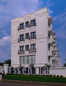 Essentia Premier Hotel Chennai OMR في تشيناي: مبنى ابيض فيه بلكونات جنبه