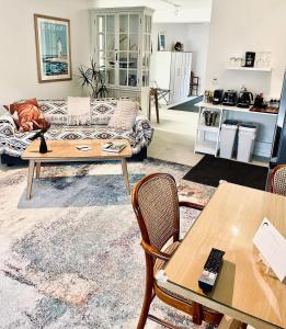 The Waterfront Apartment في بور فيري: غرفة معيشة مع أريكة وطاولة