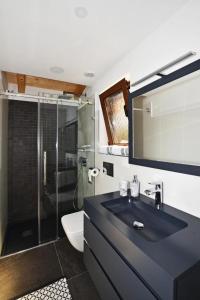 une salle de bain avec un lavabo et une douche en verre dans l'établissement Deluxe Apartment Nono- Anex building, à Poreč