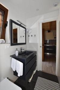 une salle de bain avec un lavabo noir et un miroir dans l'établissement Deluxe Apartment Nono- Anex building, à Poreč 8 autres photos