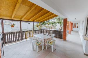 a patio with a table and chairs on a balcony at Apartman Marta i soba Maja in Gradište