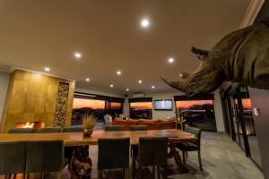 Un restaurant sau alt loc unde se poate mânca la Leeuwkop Hunting Safaris