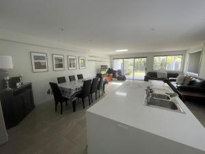 Posedenie v ubytovaní Birubi Breezes 2 Large Duplex with Air Conditioning WI FI and only 5 minute walk to the beach