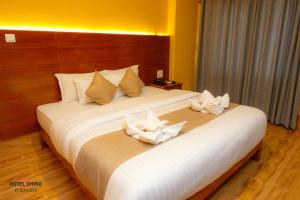 Giường trong phòng chung tại Hotel Chino Pokhara