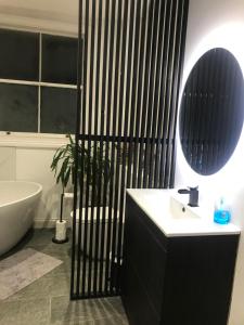 Ένα μπάνιο στο Super King, Close to Beach, Shops, Train, Shared Bathroom