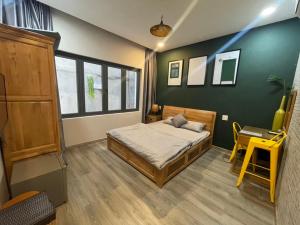 1 dormitorio con cama y escritorio. en The Grandparents Homestay Full Nguyên Căn en Quy Nhon
