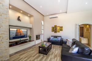 TV a/nebo společenská místnost v ubytování Kampnar Holiday Home