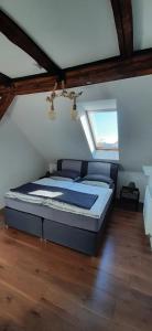 a bedroom with a large bed in a room at FeWo Rohleder de mit 130m2 und Garten für 6Pers mit 2 Bad in Cottbus