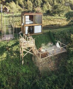 eine Aussicht auf ein winziges Haus im Hof in der Unterkunft Pano Blueberry in Namlisevi