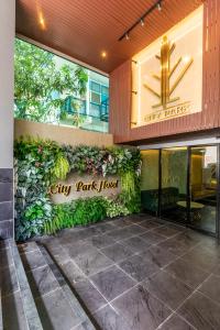 City Park Hotel Bangkok Pratunam by PCL في بانكوك: علامة الفندق على جانب المبنى