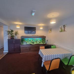 Zimmer mit einem Aquarium, einem Tisch und Stühlen in der Unterkunft Las Palmas Hotel by the Sea in Blackpool