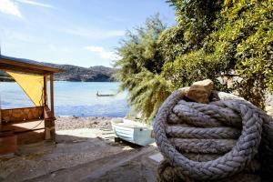 une pile de cordes à côté d'un bateau sur une plage dans l'établissement Appartamenti Scaglieri, à Portoferraio