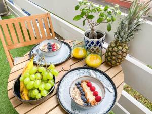 una mesa con platos de comida y fruta. en Votre Escale Boule d Or Sauna & Spa en Niort