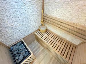 une vue de tête sur un banc en bois et un panier dans l'établissement Votre Escale Boule d Or Sauna & Spa, à Niort