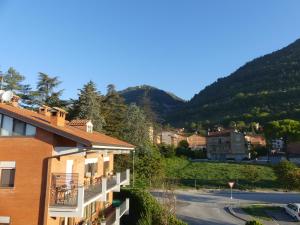 a view of a town with a mountain at Amadeus Pinolo in Gubbio