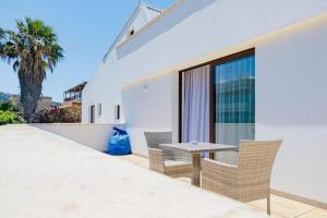 a patio with a table and chairs on a building at Hotel Villa Sveva in Cagliari