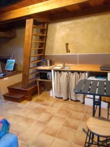 una cocina con mesa y un ordenador portátil en una encimera en Chaleureuse maisonnette, en Lopérec