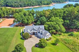 Vista aèria de Upscale Family Home with Dock on Lake Hartwell!
